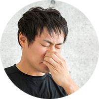 副鼻腔炎で悩んでいる男性