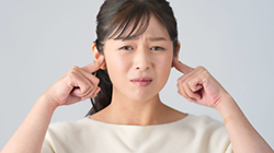 耳鳴りで悩んでいる女性