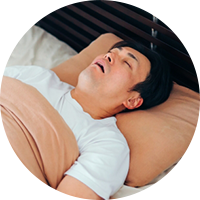 いびきをかいて眠る男性